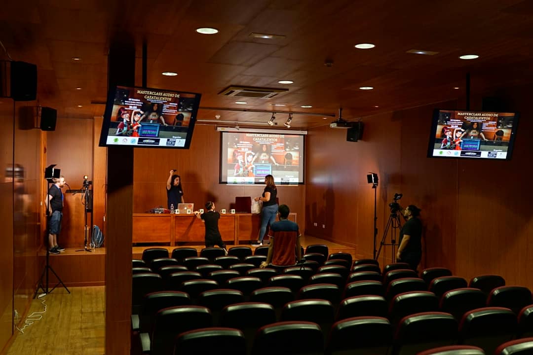 FocusRunner's tweet photo. Ya tenéis disponible la "Masterclass: Audio de Cazatalentos" completa en nuestro canal de YouTube https://t.co/iLcRnpfA3y .

Impartida por Gonzalo Ramos ingeniero de sonido. ¡Qué la disfrutéis!

Seguimos trabajando, nuevos proyectos próximamente. https://t.co/HBZruObQ0c