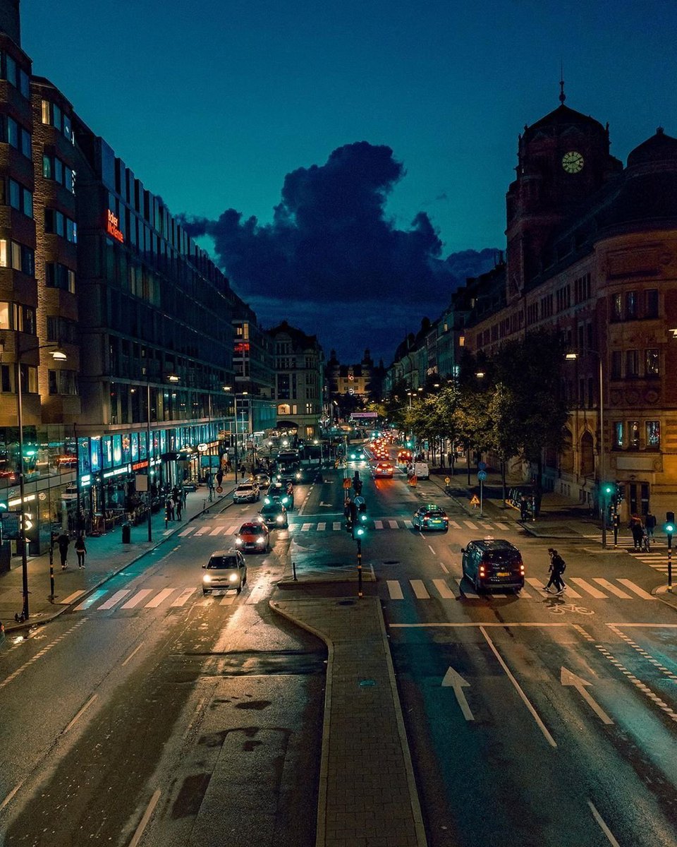 #Klarabergsviadukten is a reinforced concrete bridge and a viaduct in central Stockholm Stretching over Klara Sjö, it connects 
#Norrmalm to #Kungsholmen
📷 @befintligt_ljus