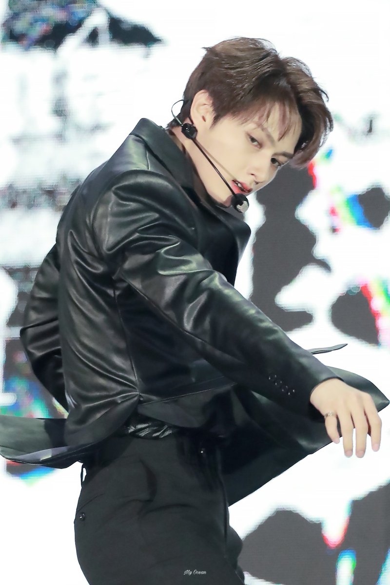 191004 강릉 뮤직뱅크

손 동작 하나하나 이렇게 섹시할 수가 없어요😂😂

#세븐틴⁠ ⁠⁠#SEVENTEEN #문준휘 #준 #JUN #文俊辉