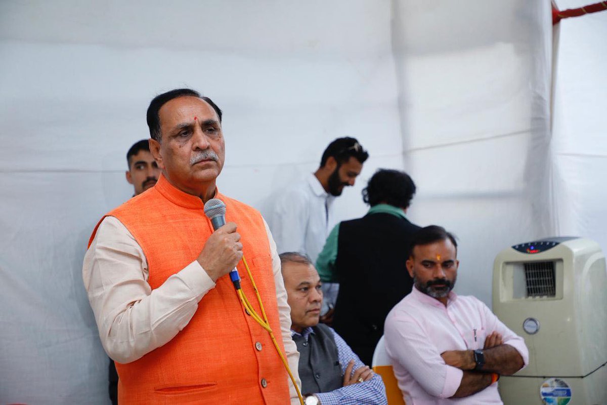 BJP4Gujarat's tweet photo. મુંબઇ ખાતે માન. મુખ્યમંત્રી શ્રી @vijayrupanibjp ની વિશેષ ઉપસ્થિતિમાં સાહિત્યકારો, લેખકો. સામાજિક સંસ્થાના આગેવાનોની બેઠક યોજાઈ. https://t.co/RKQmbbchK0