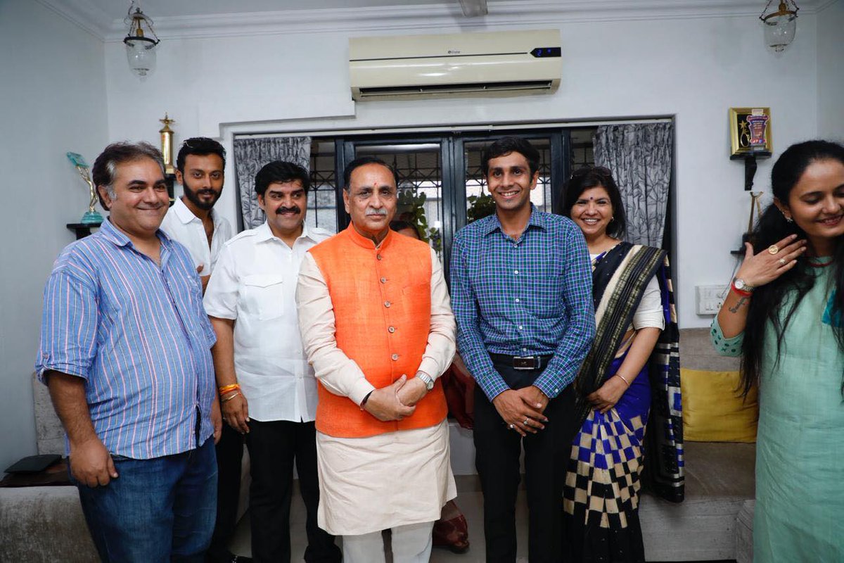 BJP4Gujarat's tweet photo. મુંબઇ ખાતે માન. મુખ્યમંત્રી શ્રી @vijayrupanibjp ની વિશેષ ઉપસ્થિતિમાં સાહિત્યકારો, લેખકો. સામાજિક સંસ્થાના આગેવાનોની બેઠક યોજાઈ. https://t.co/RKQmbbchK0
