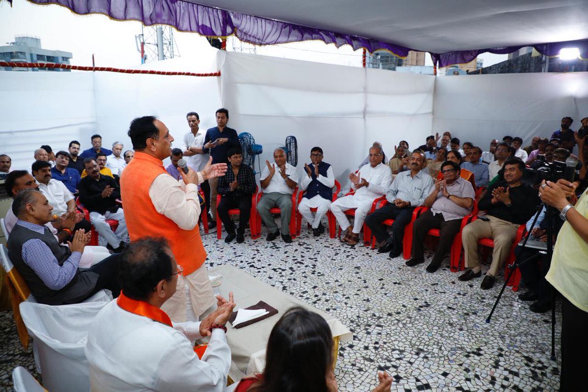 BJP4Gujarat's tweet photo. મુંબઇ ખાતે માન. મુખ્યમંત્રી શ્રી @vijayrupanibjp ની વિશેષ ઉપસ્થિતિમાં સાહિત્યકારો, લેખકો. સામાજિક સંસ્થાના આગેવાનોની બેઠક યોજાઈ. https://t.co/RKQmbbchK0