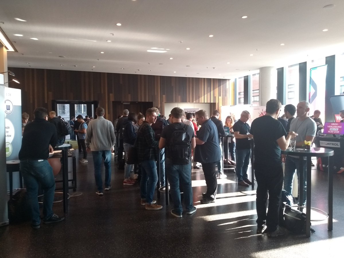 cloudogu's tweet photo. Bestes Sommerwetter am Hamburger Hafen zur Web Developer Conference 2019. Neben dem Besuch von spannenden Talks haben wir auf der #webdc19 tolle Gespräche geführt. https://t.co/vKM0gvOQvx