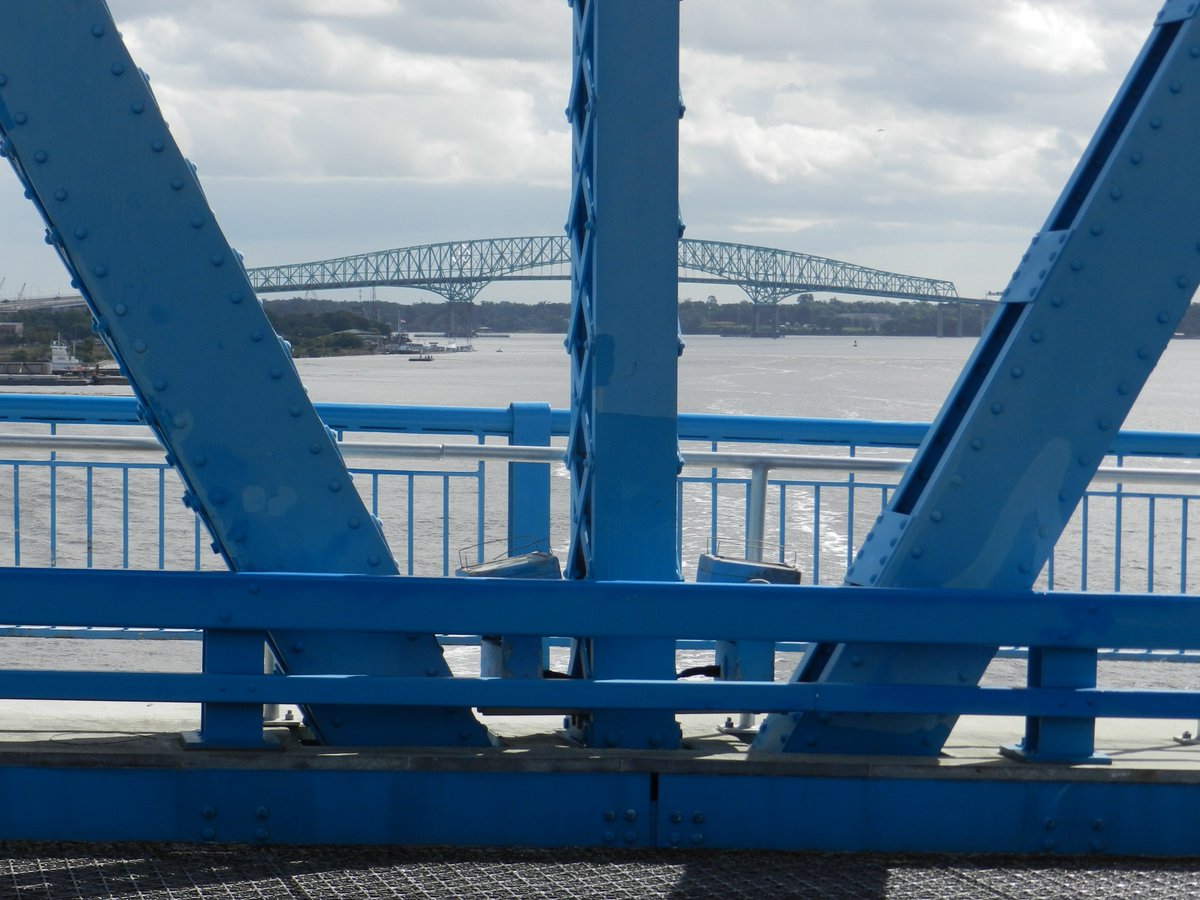 neocurio1's tweet photo. bLUE bRIDGE #mainstreetbridge #stjohnsriver #Jacksonville #downtown #bridge #blue #neocurio #artatak https://t.co/3xG8AOve2W