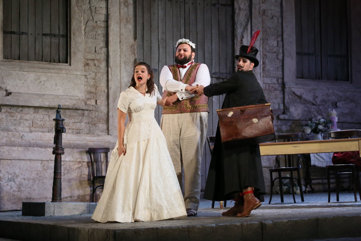 Donizetti's L'elisir d'amore is on the Glyndebourne stage tonight.

See it at Glyndebourne, <a href="/marlowetheatre/">The Marlowe Theatre</a>, <a href="/MKTheatre/">Milton Keynes Theatre</a>, <a href="/LiverpoolEmpire/">Liverpool Empire</a> and @TheatreRNorwich.

Photo: Donald Cooper

#Glyndebourne #NoOrdinaryOpera
