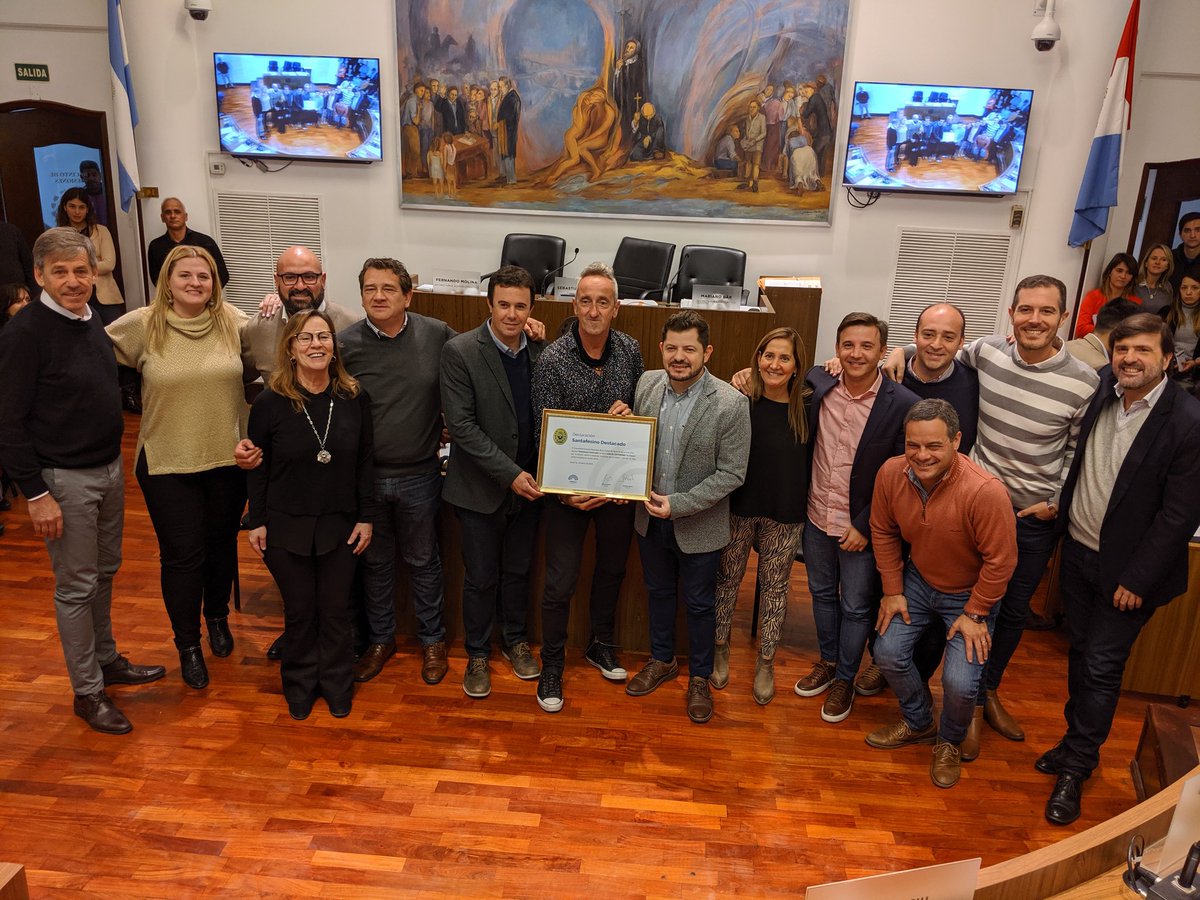 suarezcarlitos's tweet photo. 📌 El @ConcejoSantaFe reconoció por unanimidad a @djchento como santafesino destacado por su aporte a la cultura y el entretenimiento en nuestra ciudad. 🎙️📻
#SuperHits #Radio #Concejo #SantaFe #DJ #Chento https://t.co/fDZfxnDCgV