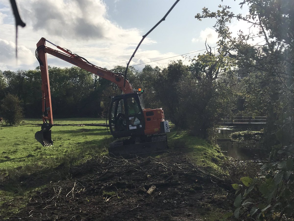 Rather than restoring the  #Ver to health by obliging Affinity to stop extracting ruinous amounts of water, the Environment Agency are instead trying to make the waters flow faster by digging up the river & making the channel narrower. Window dressing combined with uglification.