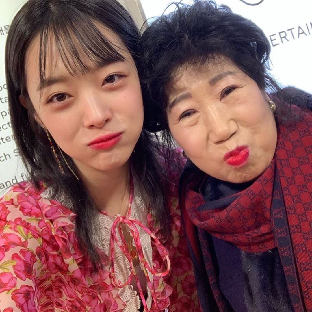 korea_grandma's tweet photo. 2019.10.15 막례스타그램

설리야착하고착환설리하늘나라에서너하고심푼되로사라라할머니가설리또만나는날김치간다줄게만이가져갈게사랑하는설리야명복을빌게설리야사랑해사랑해

이번 게시물은 할머니의 글을 고치지 않고 그대로 올리겠습니다. 
설리님 그곳에서는 부디 행복하세요 #PrayforSulli https://t.co/MJbkbuVjNi