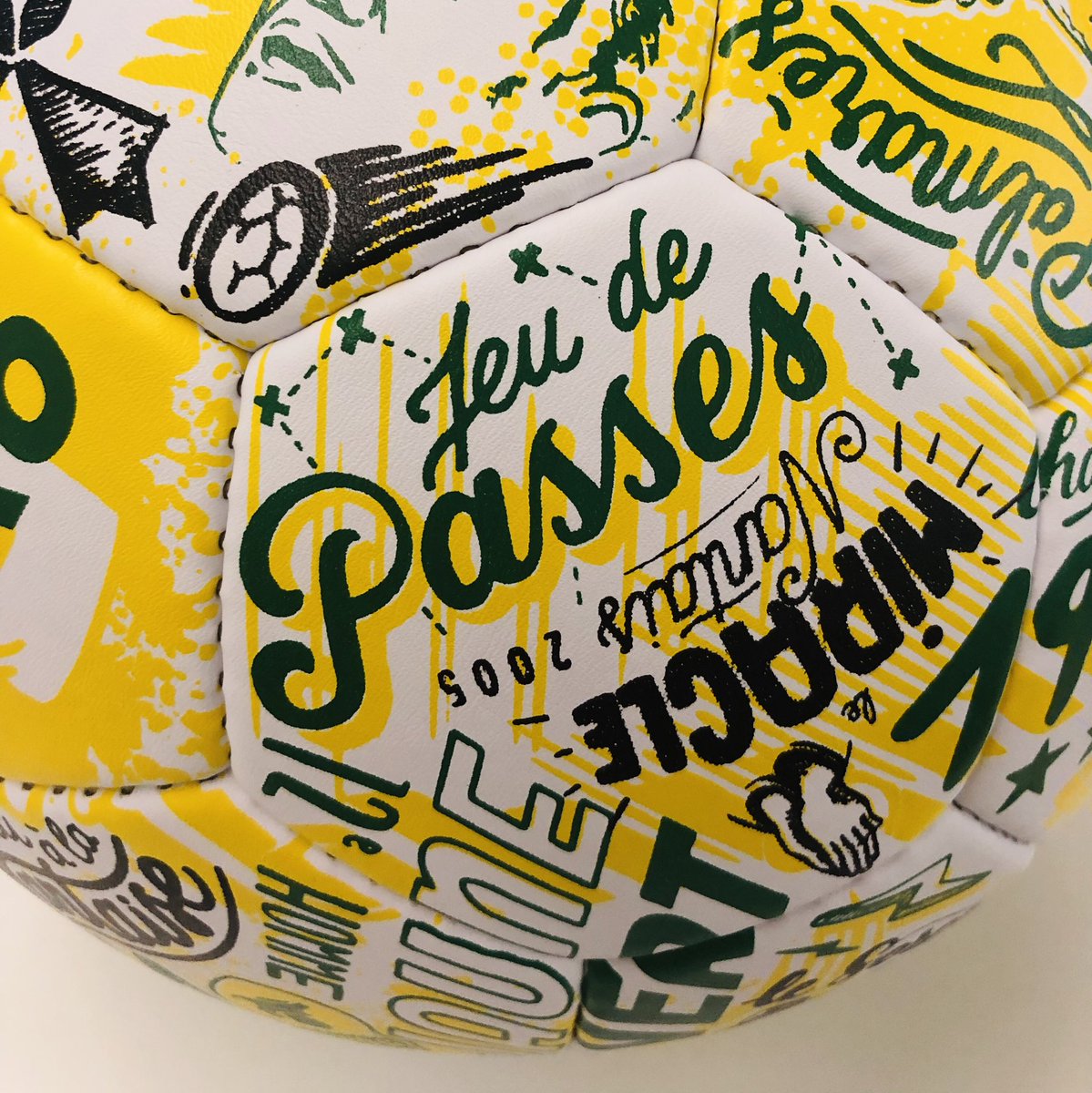 Eurosport_FR's tweet photo. 🎁 On vous fait gagner ce magnifique ballon eco-responsable réalisé par l’artiste nantais Jo’ et qui retrace l’histoire du #FCN

RT + Follow pour participer au tirage au sort 🎁 https://t.co/Kcv2GGSi6l