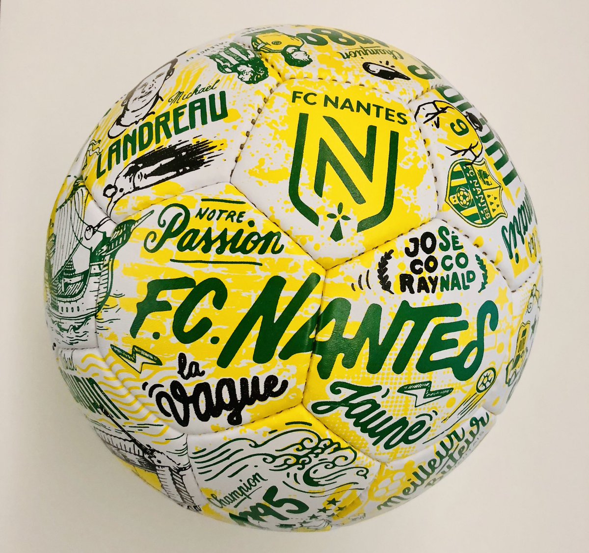 Eurosport_FR's tweet photo. 🎁 On vous fait gagner ce magnifique ballon eco-responsable réalisé par l’artiste nantais Jo’ et qui retrace l’histoire du #FCN

RT + Follow pour participer au tirage au sort 🎁 https://t.co/Kcv2GGSi6l