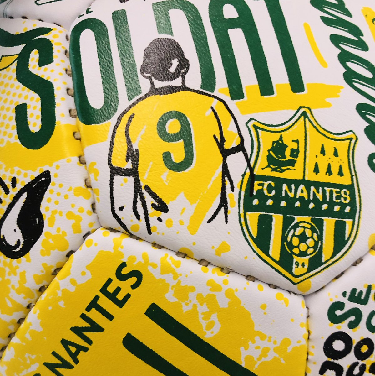 Eurosport_FR's tweet photo. 🎁 On vous fait gagner ce magnifique ballon eco-responsable réalisé par l’artiste nantais Jo’ et qui retrace l’histoire du #FCN

RT + Follow pour participer au tirage au sort 🎁 https://t.co/Kcv2GGSi6l