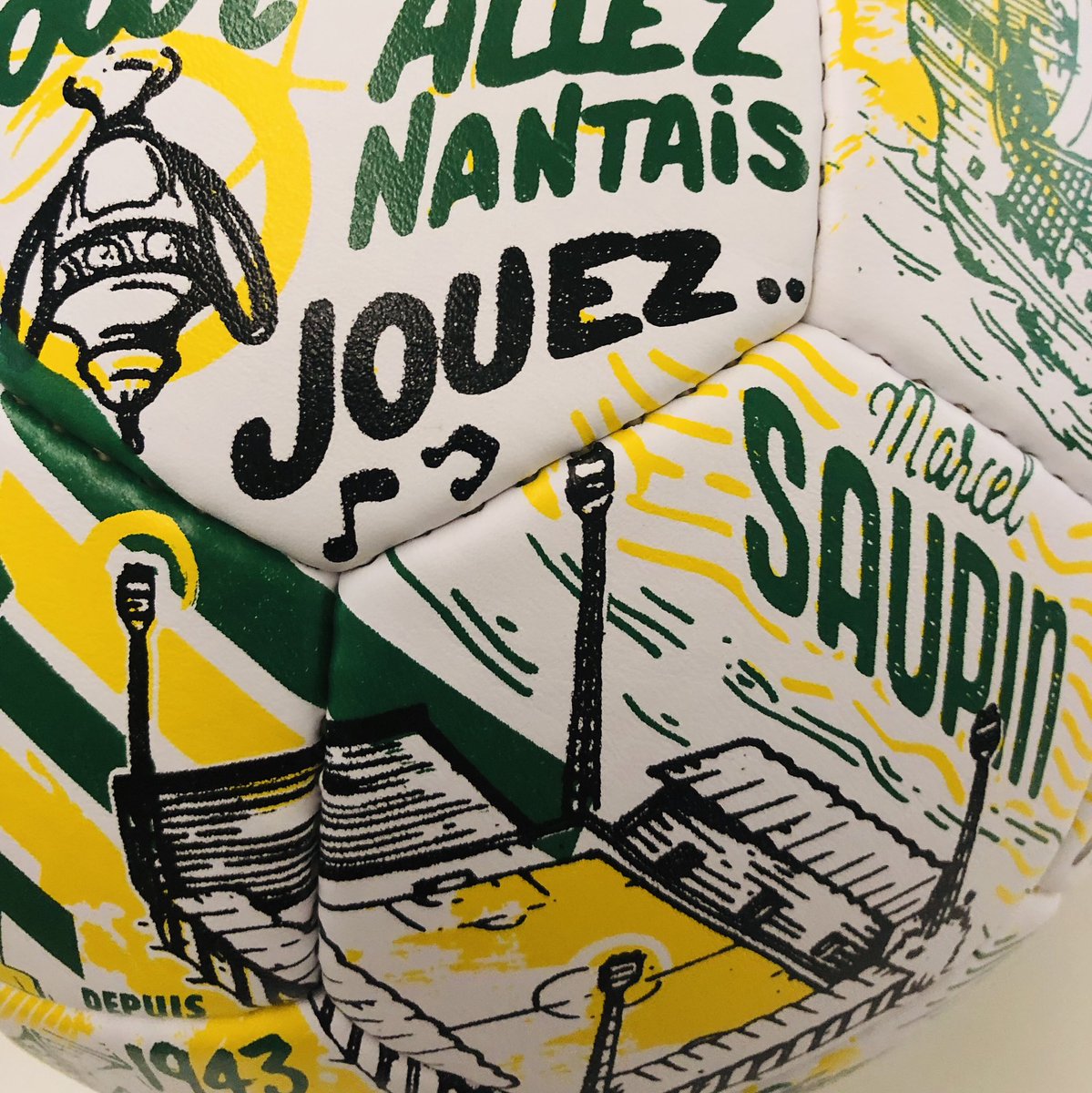 Eurosport_FR's tweet photo. 🎁 On vous fait gagner ce magnifique ballon eco-responsable réalisé par l’artiste nantais Jo’ et qui retrace l’histoire du #FCN

RT + Follow pour participer au tirage au sort 🎁 https://t.co/Kcv2GGSi6l