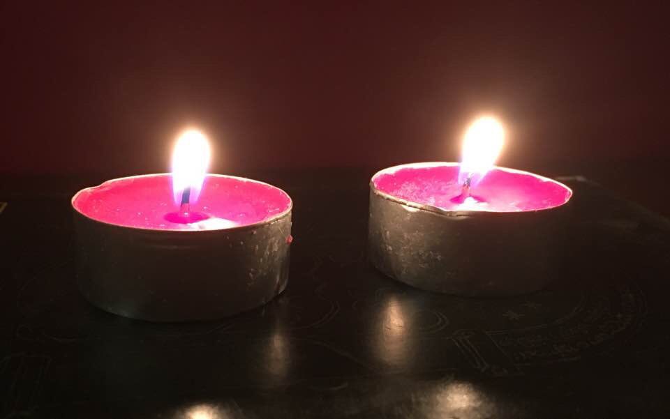 KatAdeney's tweet photo. In memory of the two I lost and in wonder at the two I have. Itโs not a day to mourn (for me) as otherwise I wouldnโt have my two crazies but itโs so important to make people aware how common it is and that theyโre not alone #babylossawarenessday #walloflight https://t.co/5srhN6qoJq