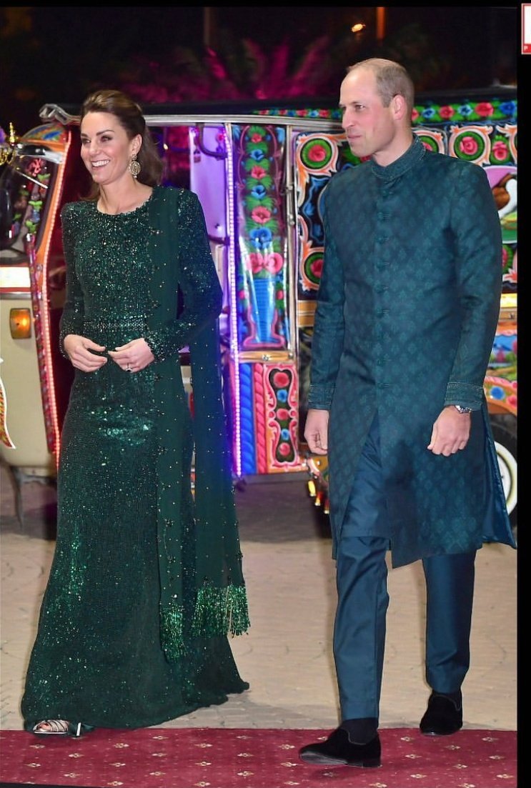 Fab_fablogger's tweet photo. The #Duke & #Duchess of cambridge arrives at the #Pakistan monument. A reception hostrd by the British High Commissioner to Pakistan #ThomasDrew for the couple.
#KateMiddleton #RoyaltourPakistan #royalcouple #RoyalVisit #RoyalVisitPakistan #TuesdayThoughts #TuesdayMotivation https://t.co/pGT0boVYUB