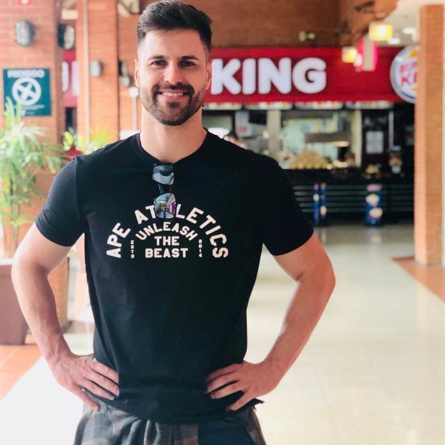 Overallteam's tweet image. "Ronaldo, manda aí uma foto e texto inspiradores para o time"
...
"Não Ronaldo... na frente do Burguer King não velho🤦‍♂️"

Deve ter algum significado, mostrando apenas o "king". O que será?

#overallteam
