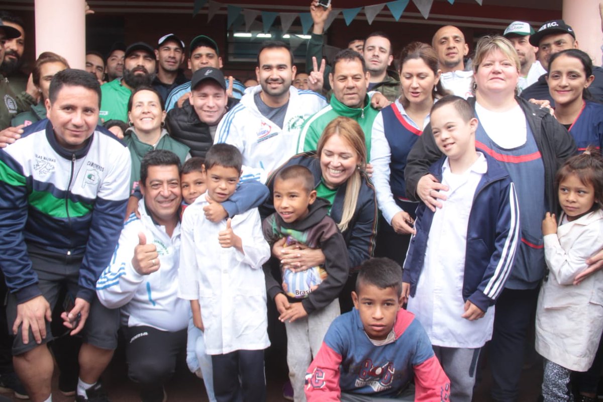 cgt_camioneros's tweet photo. 📌#CruzadaSolidaria
#Misiones
Trabajadores Camioneros de la #RamaLogística y de la Cruzada Solidaria entregan ropa, bebidas, alimentos, útiles escolares y zapatillas en la escuela para chicos con capacidades diferentes N° 14 de San Javier, Misiones

https://t.co/NpCmWkNQje https://t.co/cuU4WiOqku
