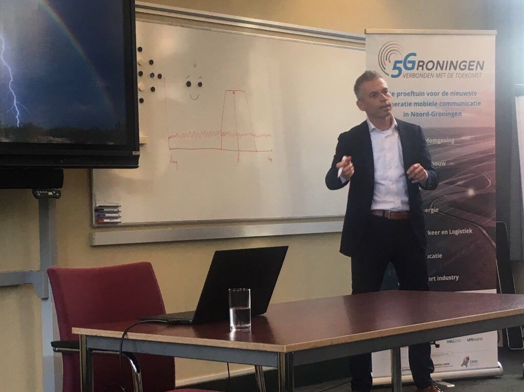 dsh_hanze's tweet photo. Vandaag neemt Taco Kluwer van @AgentschapT studenten, docenten, ondernemers en geïnteresseerden mee in de wereld van het frequentiespectrum en 5G. Terug de collegebanken in! #5gmasterclass @5Groningen @CIT_RUG @NP_Kasteel_gro https://t.co/fSRhhbYgyk