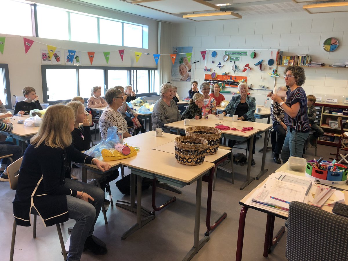 Naschoolse activiteit. Lekker ouderwets breien op Triangel. Goed voor de fijne motoriek en gezellig