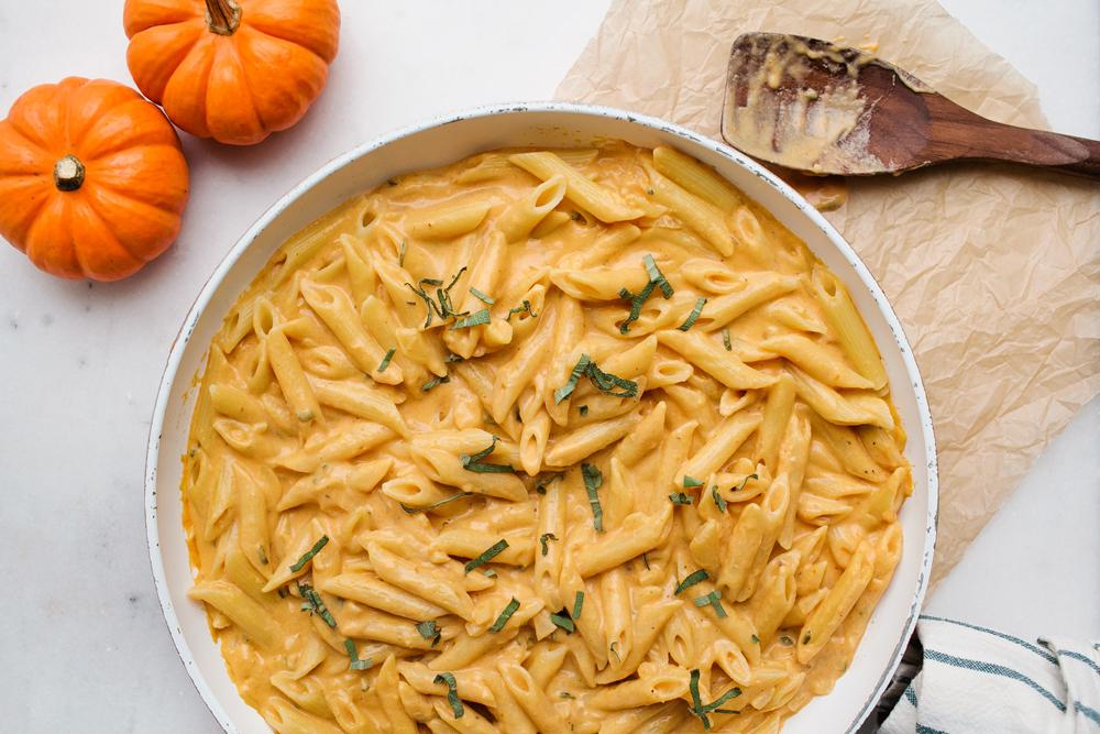 RothCheese's tweet photo. The EASIEST weeknight PUMPKIN GOUDA PASTA! 🎃🍝 Just 30 minutes, 9 simple ingredients and a whole lotta creamy, mildly sweet Roth Gouda cheese. Get the recipe here 👉 https://t.co/SKZN88wEvL #rothcheese #pumpkinrecipes https://t.co/RTI190wHBc