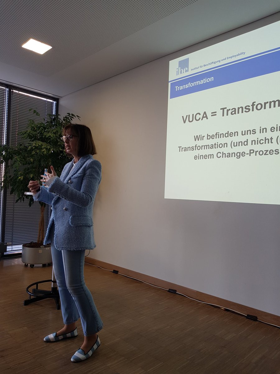 #meetup #futureofwork Professorin  Jutta Rump bewegt über 120 ZuhörerInnen in #Amberg mit ihrem Vortrag 'Die 4. Dimension der Digitalisierung'