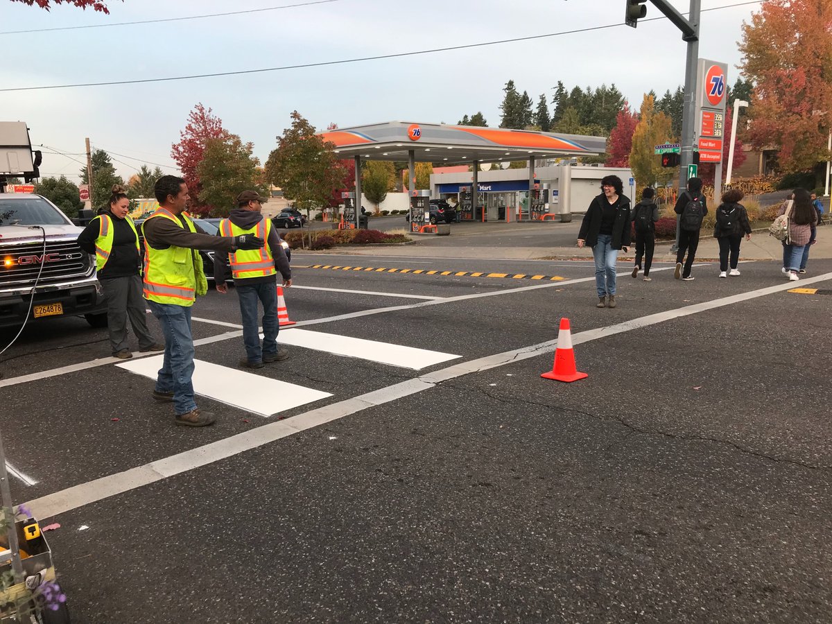 PBOTinfo's tweet image. Thanks PBOT crews for the new stripes going in at SW Capitol Highway and Sunset! These new stripes make this well-used crossing in the center of Hillsdale Town Center and adjacent to Wilson High School much more visible. #respectthestripes #swpdx #pdxtraffic