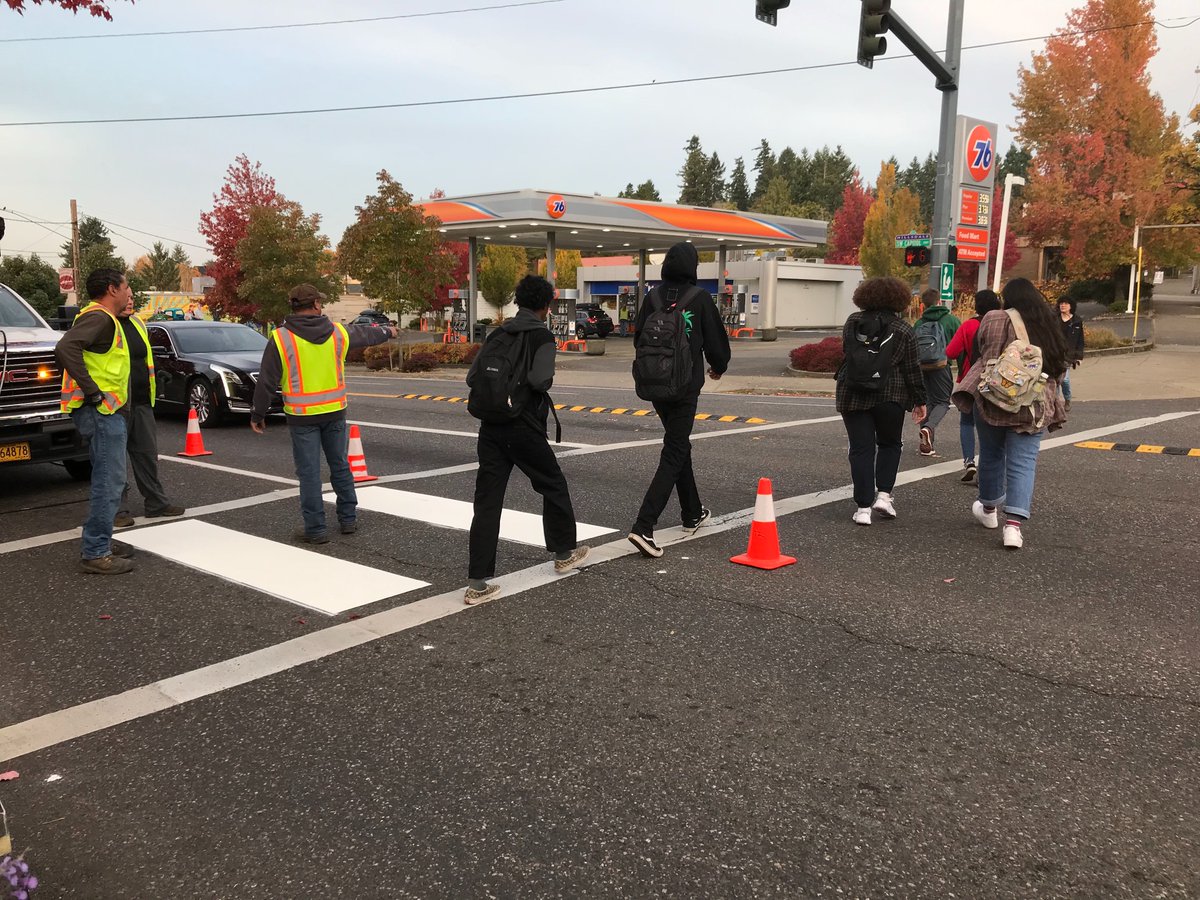 PBOTinfo's tweet image. Thanks PBOT crews for the new stripes going in at SW Capitol Highway and Sunset! These new stripes make this well-used crossing in the center of Hillsdale Town Center and adjacent to Wilson High School much more visible. #respectthestripes #swpdx #pdxtraffic