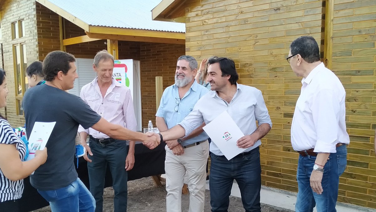 GobSantaFe's tweet photo. ¿Sabías que en #LasToscas construimos con ladrillos de madera?

El #PlandelNorte financió estas viviendas que utilizan una tecnología innovadora y apuestan al desarrollo de la primera planta del país que se instaló en la ciudad https://t.co/3uLAguTCTU