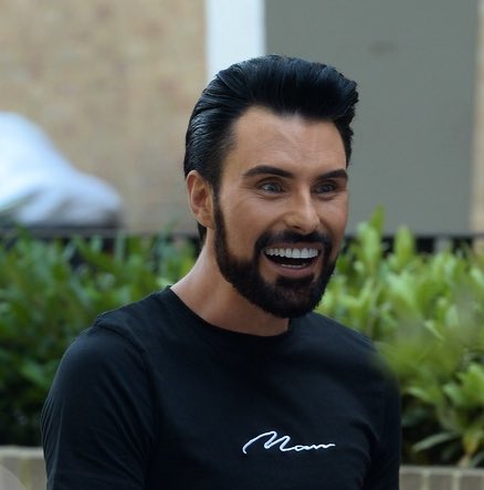 UpdateWithRylan's tweet photo. Here’s @Rylan wearing @boohooMAN Man signature T-shirt! https://t.co/JCNFAeaPFj #RylanStyle https://t.co/dPUzgzEgAq