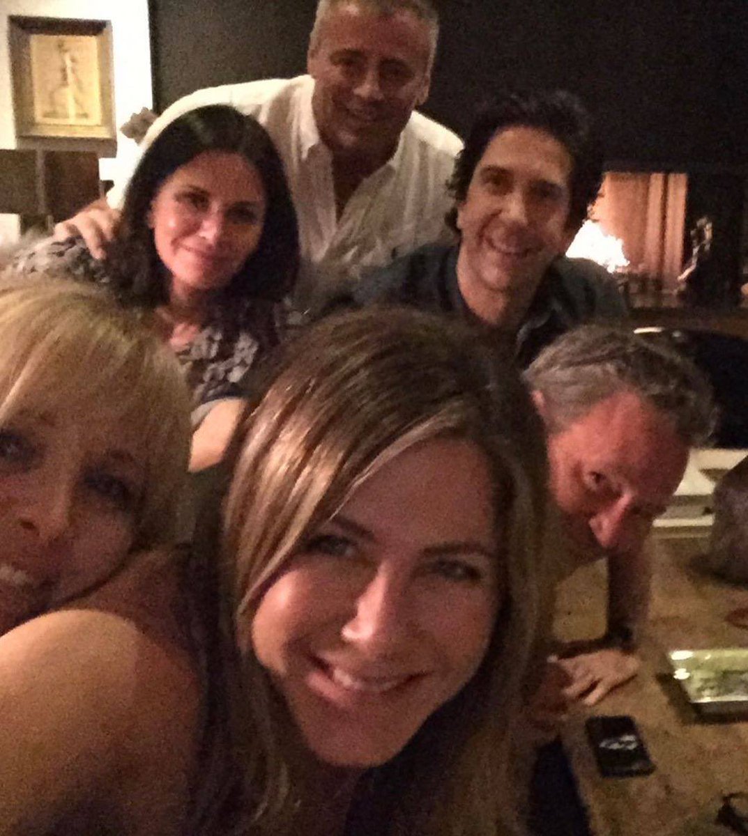 Jennifer Aniston se creó una cuenta de Instagram y su primera foto ¡fue de un reencuentro de Friends! 😭 #MTVNewsLA