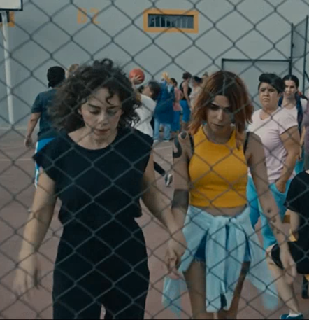 avlufan7's tweet photo. #azden Deniz Azra'dan hap, telefon ve silah ister https://t.co/TEifweXiT2