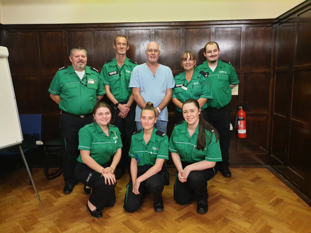 SJA_Tony's tweet photo. Last night at @SJA_Southend we met this lovely gentleman, Robin (centre), at our #RestartAHeart event. He joined us exactly a year after he suffered a heart attack.  Now he has learnt what to do if someone else suffers a similar medical emergency.
💚🚑
#MySJADay #StJohnAmbulance https://t.co/IDiewgsxcx