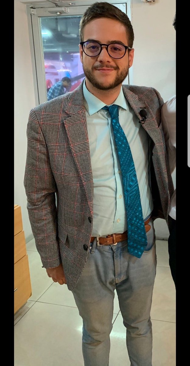 UnChaire's tweet photo. Que guapo @abrahamendieta y que buen estilo se carga, ¡todo un gurú de la moda ! https://t.co/mvbrsnHH99