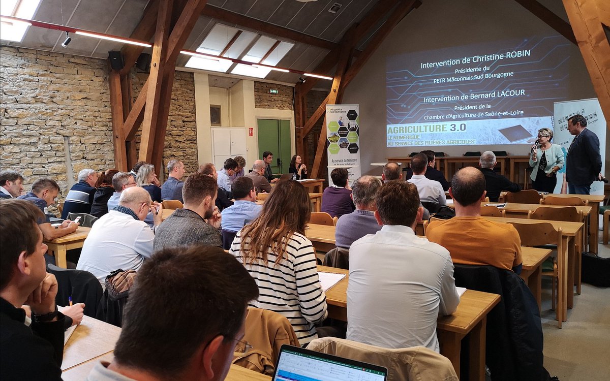 PaysSud's tweet photo. Lancement du séminaire Agriculture 3.0, le numérique au service des filières agricoles à Jalogny par @_christinerobin psdte du @PaysSud et Bernard Lacour, psdt de la Chambre d'agriculture 71 #agritech #numerique https://t.co/0wmflkyQ9z