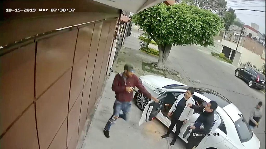 AlertaGDL's tweet photo. ⚠ Dos sujetos robaron a mano armada un vehículo con placas JRD-7860, en la Colonia Chapultepec Country.
Si los reconoce denuncielos #RT https://t.co/1kbRx37Qfo