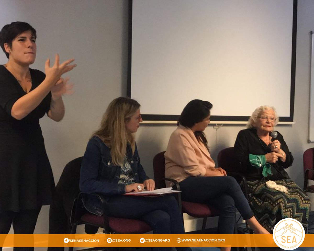 Conversatorio Feminismos Populares con intérpretes de Lengua de Señas Argentina #primeravezhaylsa #lenguadeseñas #lenguadeseñasargentina #señasenaccion #feminismos #comunicacion #conversatorio Gracias  @anacarinanunezlsa y <a href="/mariacecilia/">Maria Cecilia Castro Arevalo</a>.val @victoriamontenegro76 <a href="/dorabarrancos/">Dora Barrancos</a>