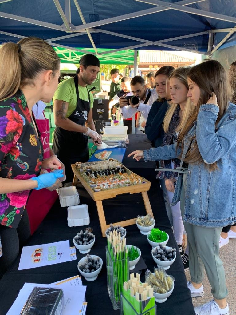 UCAMcomercial's tweet photo. Esta mañana hemos disfrutado de un Show Cooking de nuestros amigos @SushiUpSpain en la Bienvenida Universitaria.

No dudamos que nuestro compañero @antelini aprovechará todos los Lunes la promoción @UCAM 🍣🤩

#HolaUCAM https://t.co/xUXt6Gxf8d