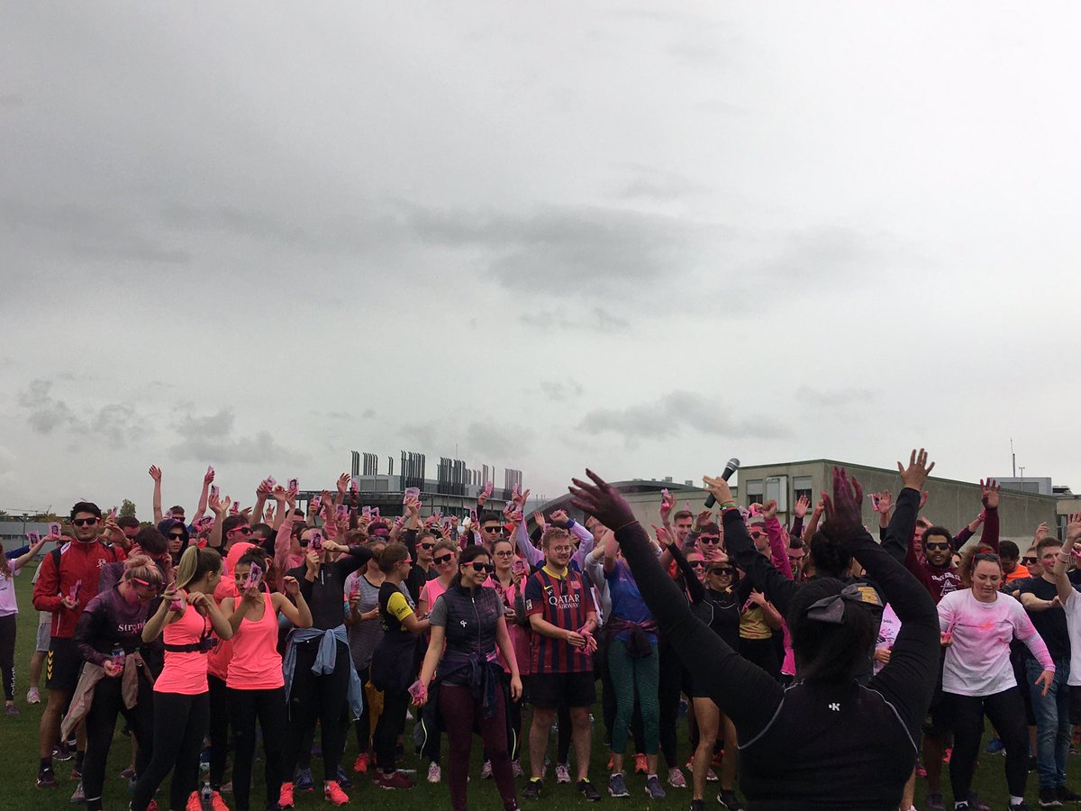 sae_URCA's tweet photo. #PinkRun 2019 : même sous la pluie, les #étudiants et les #personnels de l’@universitereims ont bravé la pluie pour courir pour la bonne cause ! #contrelecancer @sae_URCA @SuapsReims @EmmanuelHENON #DPLDD #assos #Services techniques #URCA https://t.co/lkLMUnmm6Z