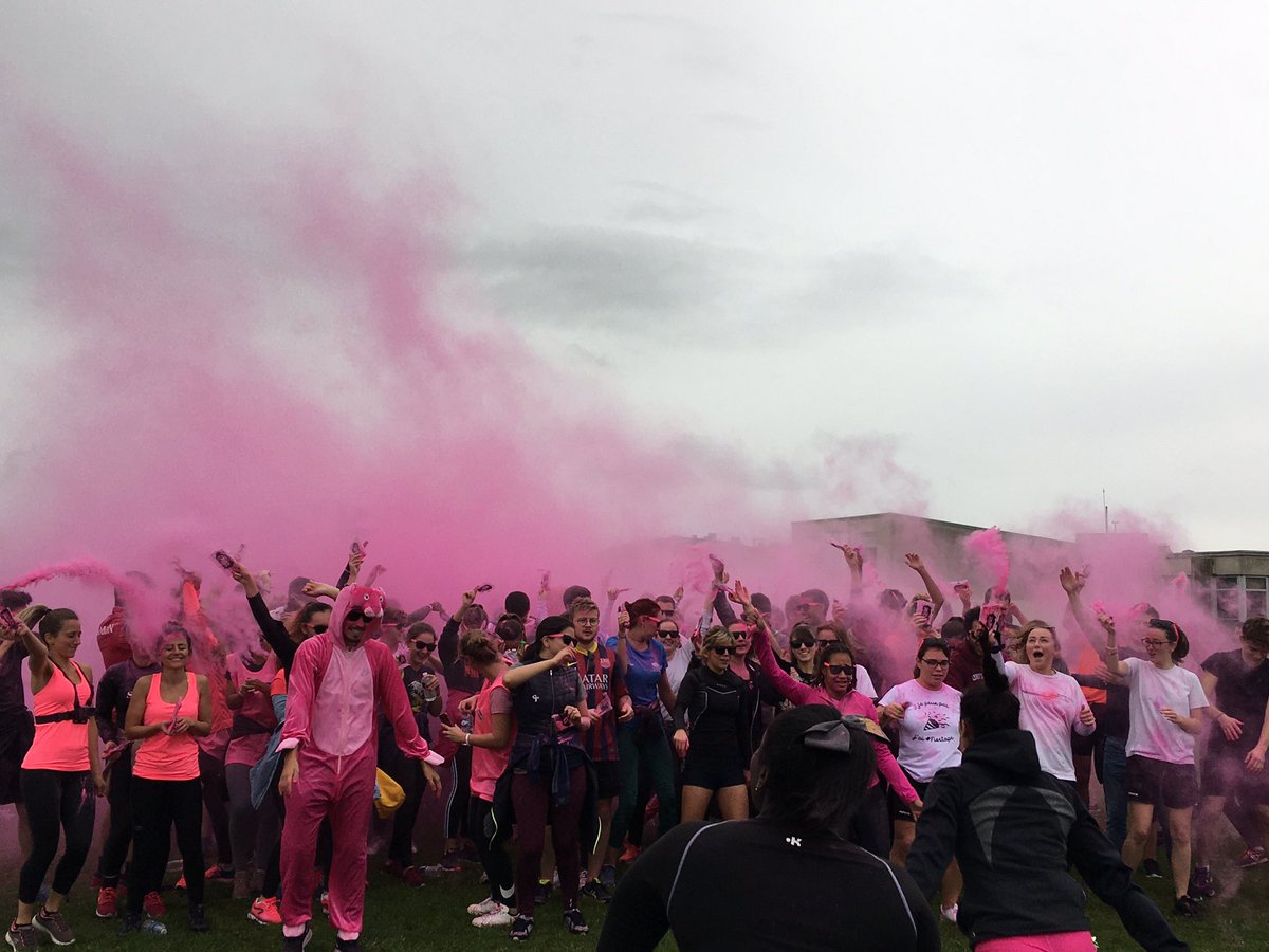 sae_URCA's tweet photo. #PinkRun 2019 : même sous la pluie, les #étudiants et les #personnels de l’@universitereims ont bravé la pluie pour courir pour la bonne cause ! #contrelecancer @sae_URCA @SuapsReims @EmmanuelHENON #DPLDD #assos #Services techniques #URCA https://t.co/lkLMUnmm6Z
