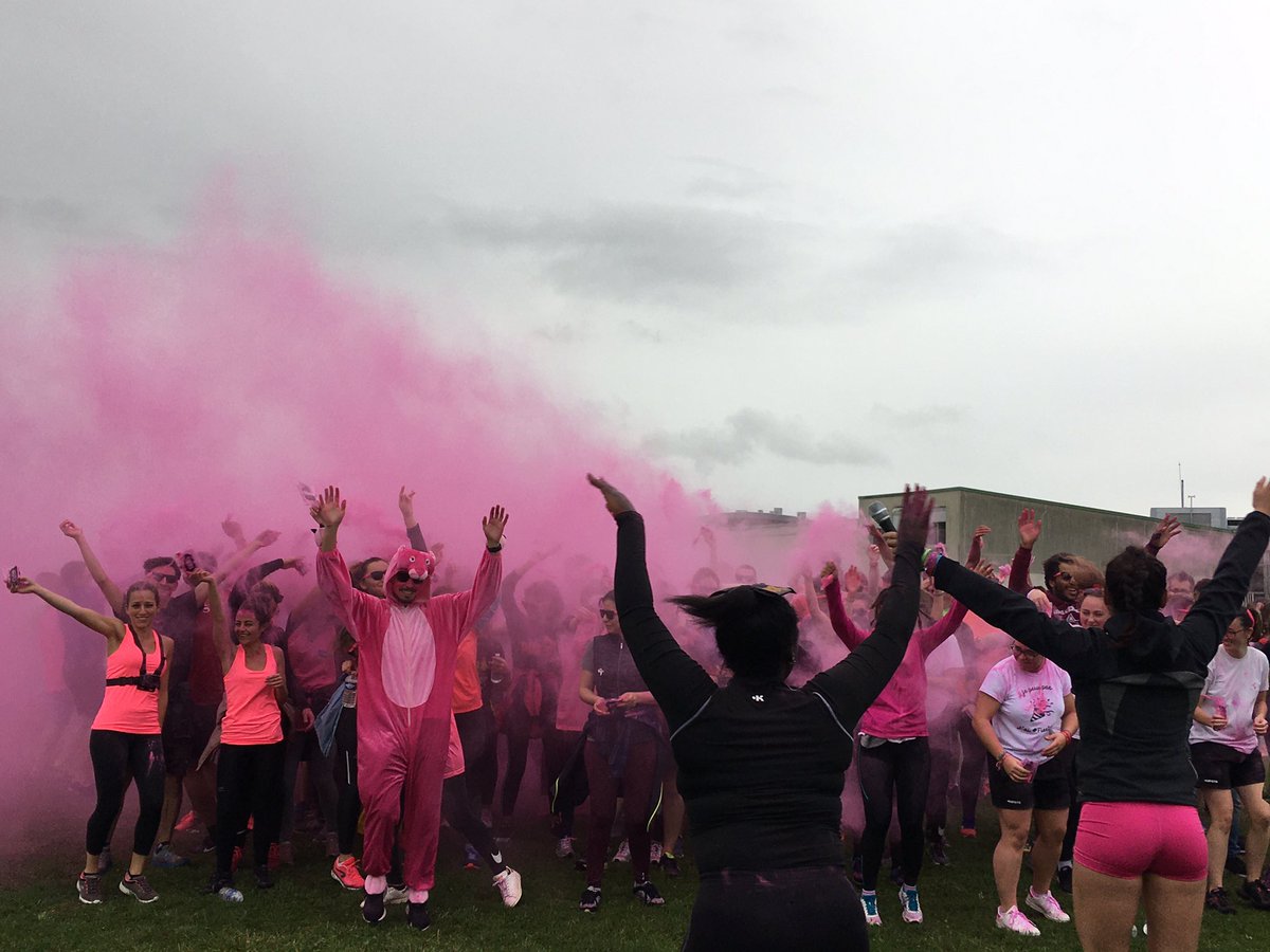 sae_URCA's tweet photo. #PinkRun 2019 : même sous la pluie, les #étudiants et les #personnels de l’@universitereims ont bravé la pluie pour courir pour la bonne cause ! #contrelecancer @sae_URCA @SuapsReims @EmmanuelHENON #DPLDD #assos #Services techniques #URCA https://t.co/lkLMUnmm6Z