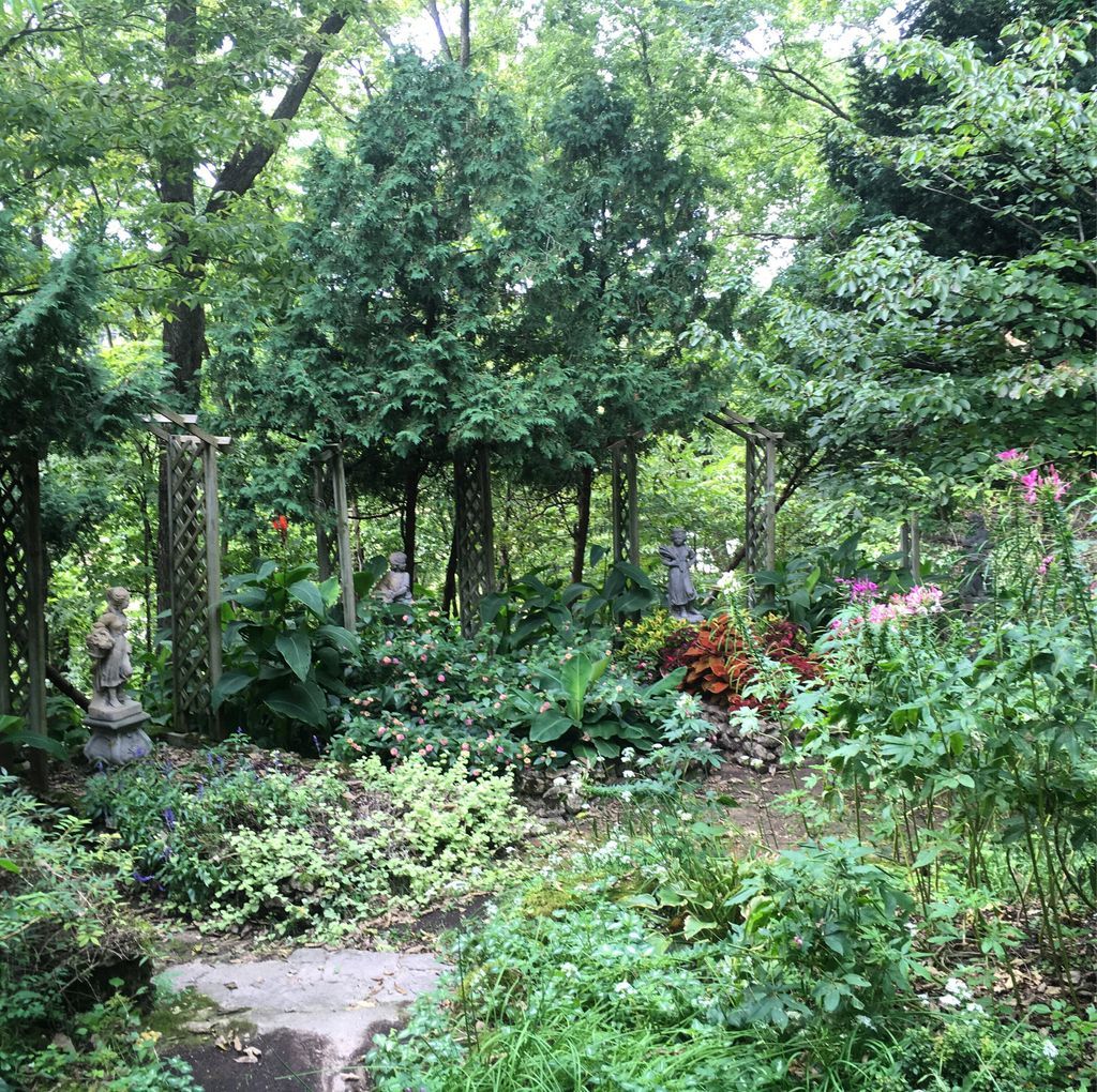 A beautiful time at Linmar Gardens. Always a treat to get a tour from the garden creator  #galena #illinois #gardens #travel #shadegardens