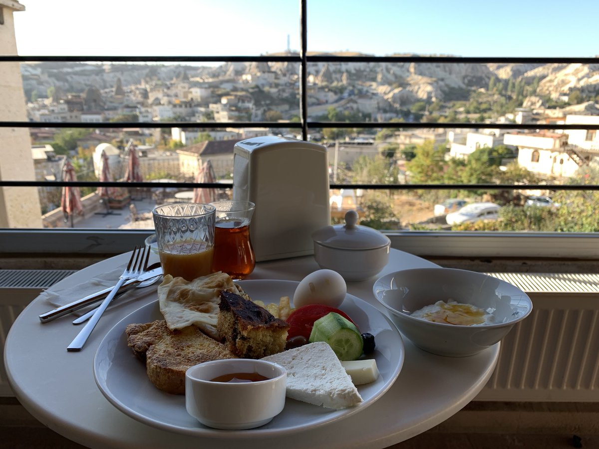 Yoshino Hiroki 昨日はカッパドキアをゆるく観光 トルコ式の朝食をとり 岩穴の教会や住居や変な形の岩を適当に見て回った