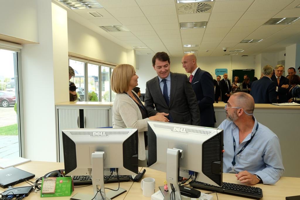 alferma1's tweet photo. Apostamos por la innovación para atraer talento, crear empleo e impulsar la economía. Hoy hemos visitado el nuevo centro de #ciberseguridad en industria 4.0 de Telefónica en #León. https://t.co/wgzIpr8vGu