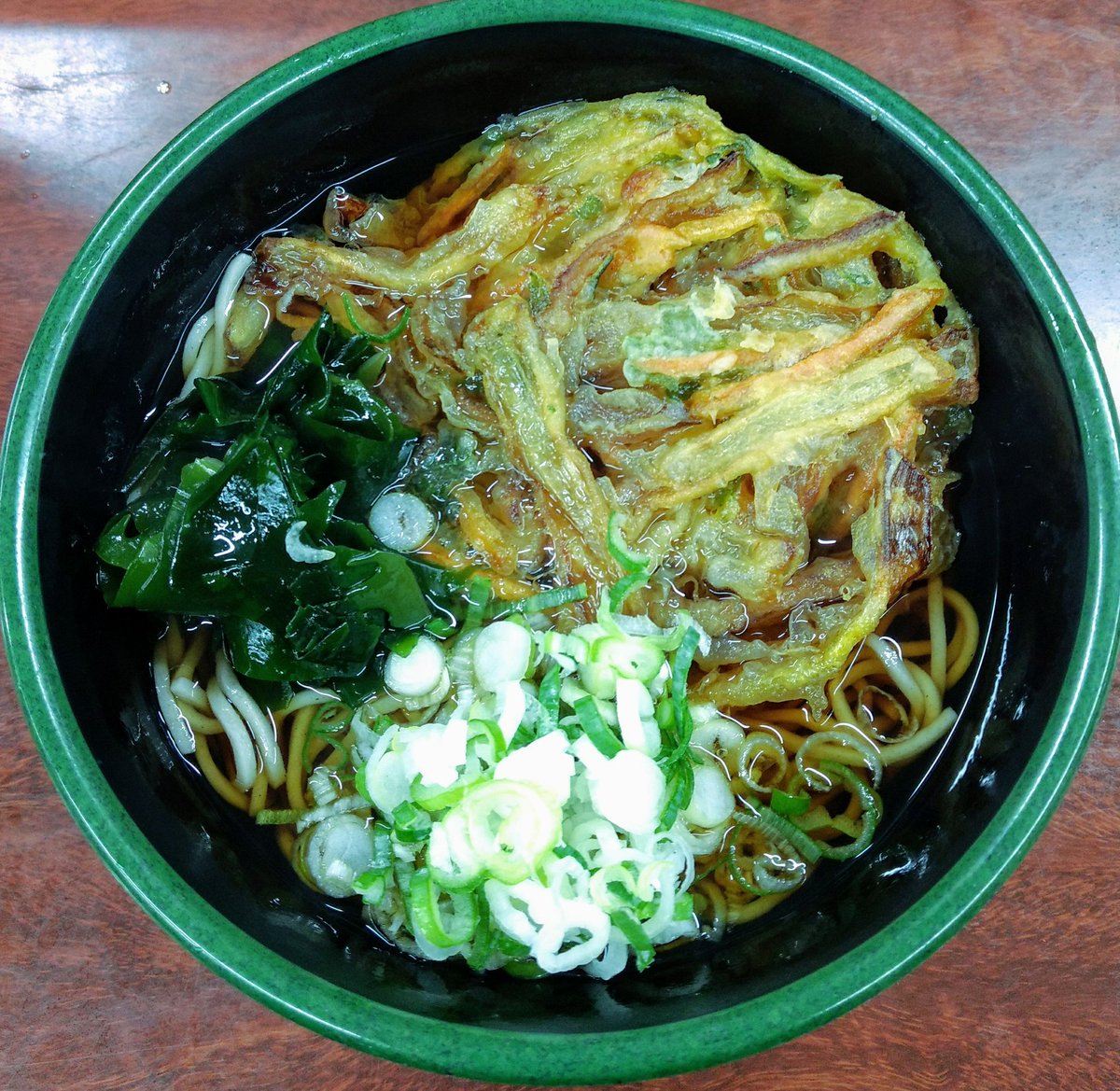 Pineboy 日曜日の昼ご飯 秋葉原駅構内の新田毎で 天ぷらそば 都心に出て来たので ぶらぶらしながら Rwc19 のものを探しに街歩きをしました 駅そば 立ち食いそば Rwc東京