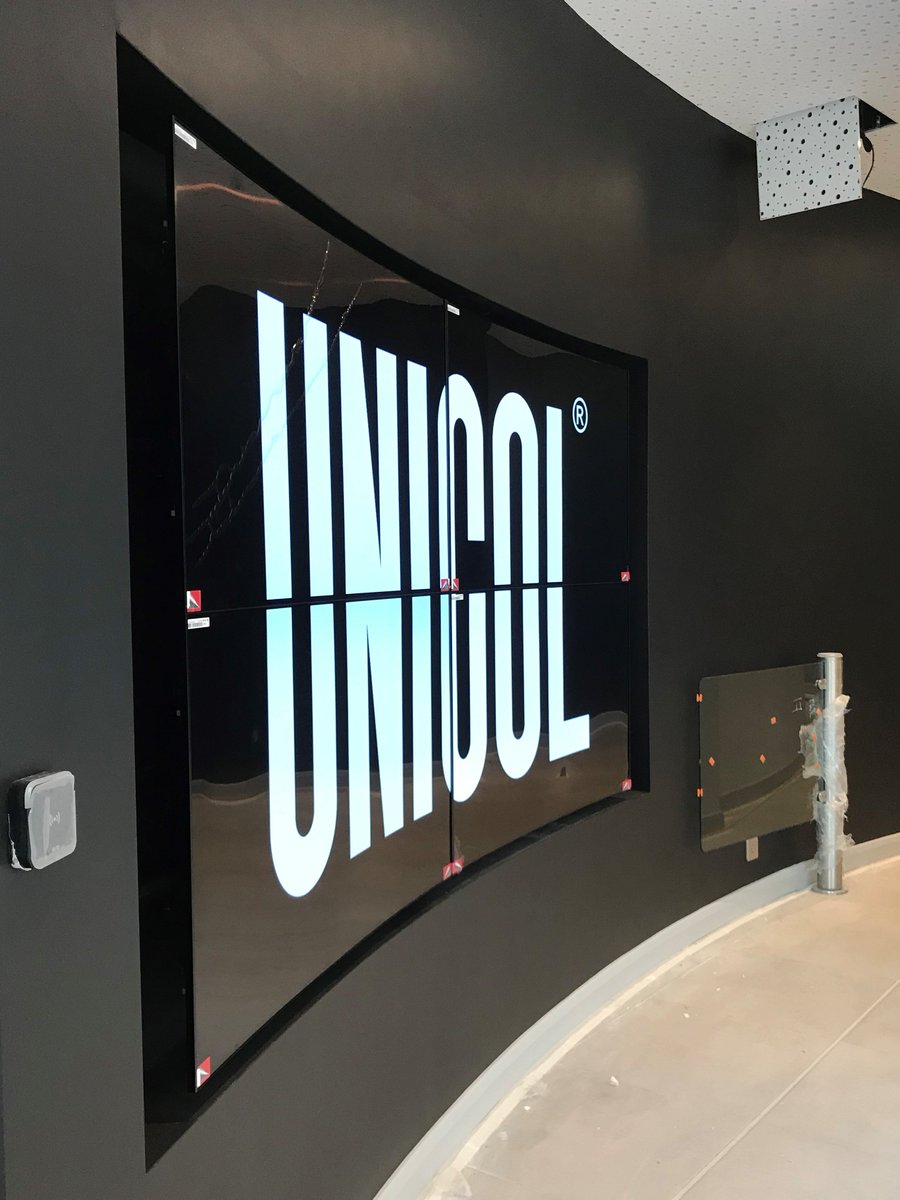 unicolmfg's tweet image. Flexibility has never looked better! Working alongside @21st_av, we developed a unique mount for flexible OLED solutions.

This allowed 21st Century AV to curve the screen to match the curvature of the alcove and room, creating this stunning solution! #avtweeps #customsolution
