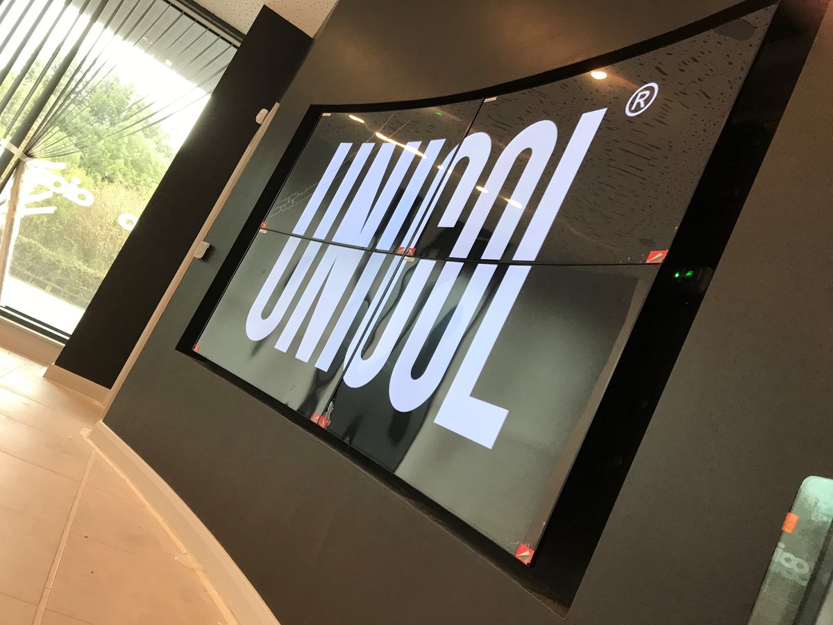 unicolmfg's tweet image. Flexibility has never looked better! Working alongside @21st_av, we developed a unique mount for flexible OLED solutions.

This allowed 21st Century AV to curve the screen to match the curvature of the alcove and room, creating this stunning solution! #avtweeps #customsolution