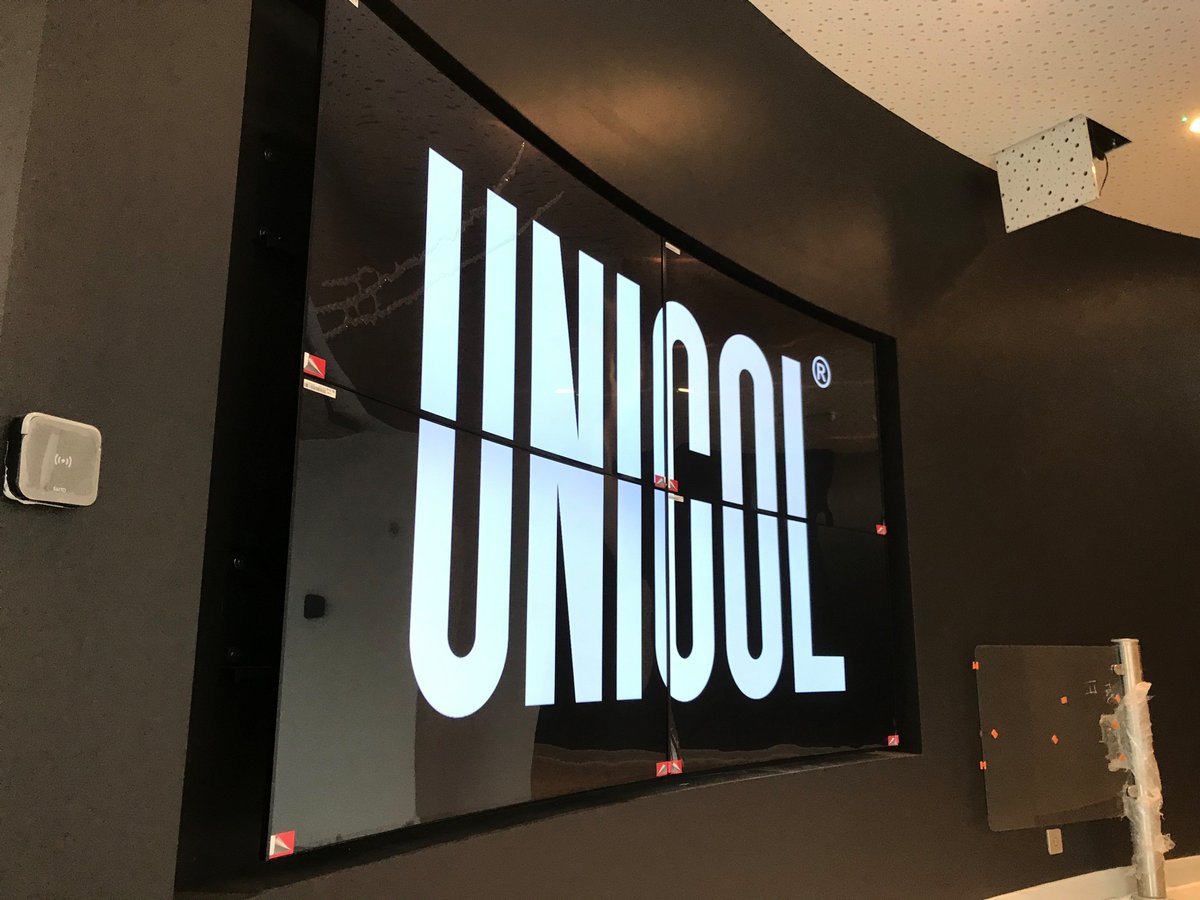 unicolmfg's tweet image. Flexibility has never looked better! Working alongside @21st_av, we developed a unique mount for flexible OLED solutions.

This allowed 21st Century AV to curve the screen to match the curvature of the alcove and room, creating this stunning solution! #avtweeps #customsolution