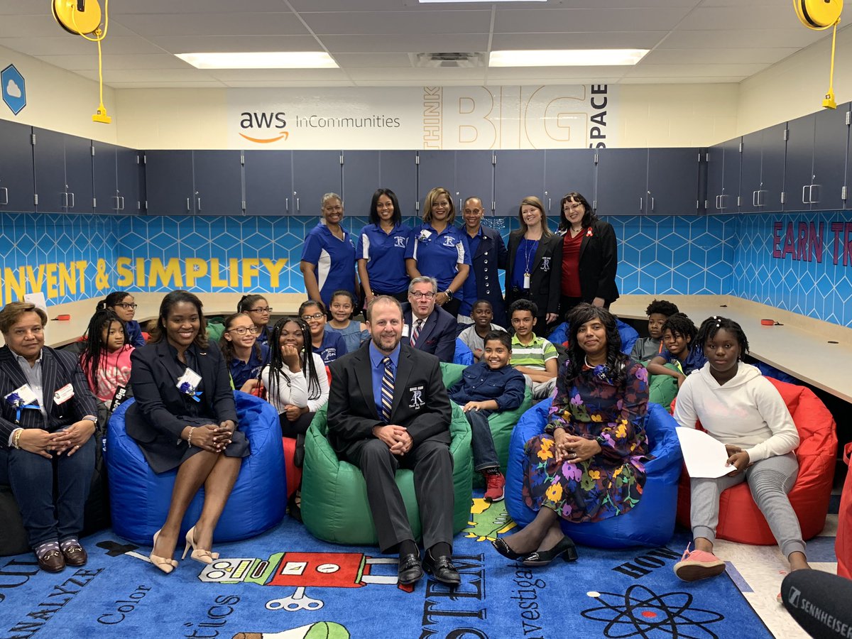 Eileen7News's tweet photo. A big day for @PWCSNews! The first ever @amazon #ThinkBigSpace at @RiverOaksPWCS allows students to push the boundaries of innovation &amp; technology to create global solutions! I wish I could go back to school! @awscloud #AWSInTheCommunity #GMW https://t.co/NbzqG4ebsA