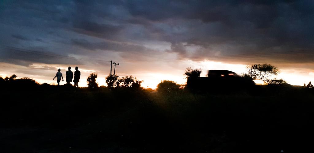 Chizoba_CzB's tweet photo. 📸🇹🇿 Call Me "Sun Set Hunter"😂 👍
#pichazasimu @Pichanzuri @pichazasimu  @CallMeKreezy
 #phonecamera #phonephotography @PhotographyTz @PichaPopote @AthumaniNzowa #Village #sunset #SunsetTrip #sunsethunt https://t.co/mOsNvSS1mv