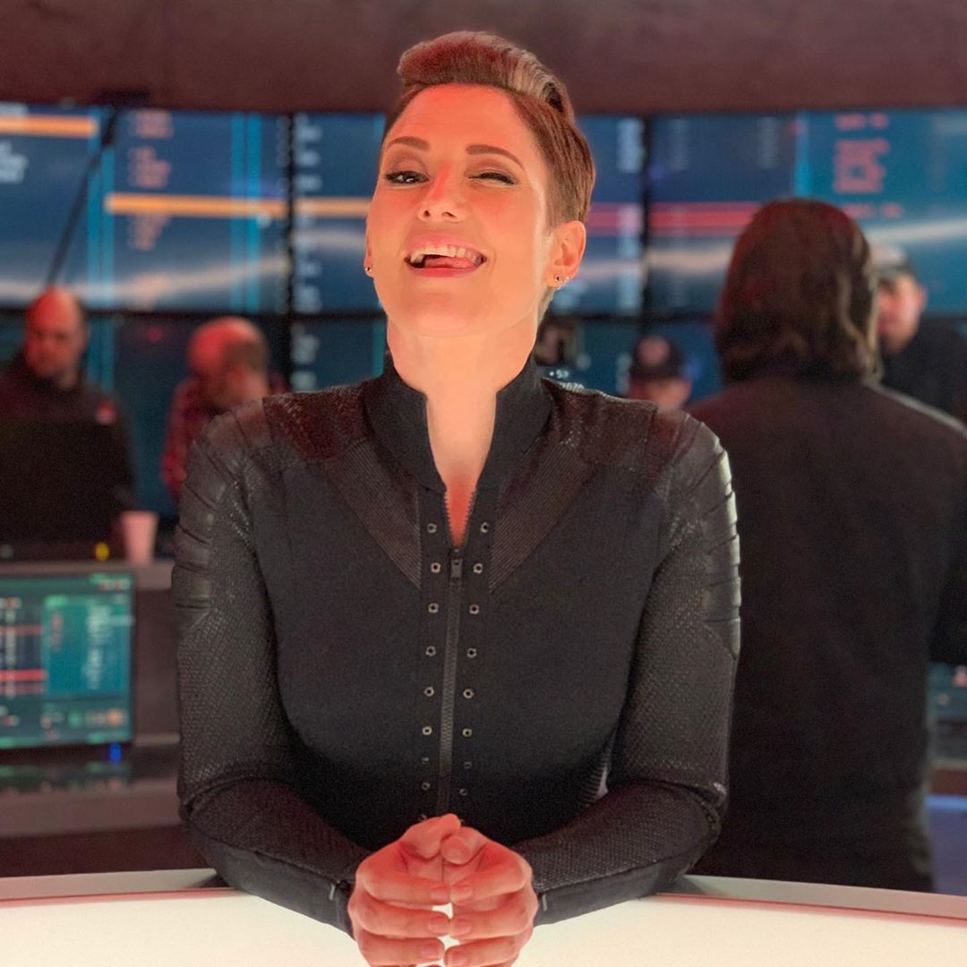 David Harewood shares a new photo of Chyler Leigh on the set of #Supergirl #AlexDanvers supergirlfans.org/galeria/thumbn…