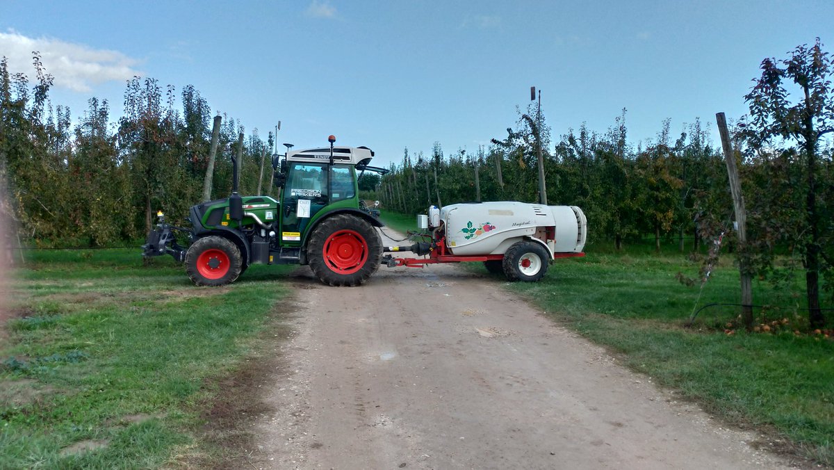 CodisIfv's tweet photo. Présentation du tracteur et pulvérisateur autonomes (Teach and go) Xpert de #PrecisionMakers au @Ctifl de Lanxade dans le cadre des ateliers @innoseta https://t.co/PrT9KROfUE